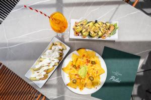 巴塞罗那加泰罗尼亚兰布拉大道酒店的一张桌子,上面放着两盘食物和饮料