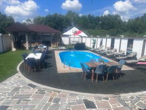 La Mara luxuri apartament的一个带桌椅的庭院和一个游泳池