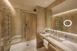 米兰Hotel Dei Cavalieri Milano Duomo的带淋浴和盥洗盆的浴室