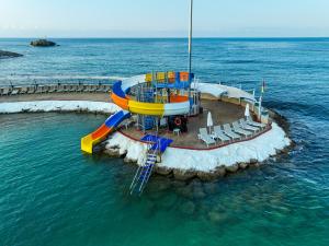 阿拉尼亚Orange County Alanya - Family Concept的海洋中的一个水滑梯