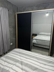 拉斐拉Casa Valentino的一间卧室配有一张床和一面大镜子
