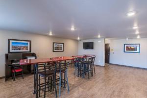 科罗拉多斯普林斯My Place Hotel-Colorado Springs,CO的酒吧,酒吧,酒吧凳