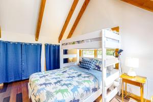 Owls HeadCabin in the Woods的一间卧室配有双层床和蓝色窗帘