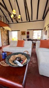 莱瓦镇Complejo turístico Magic Bungalow的客厅配有两张床和一张桌子上的盘子