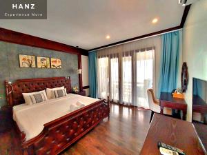 琅勃拉邦Sunrise Hotel Luang Prabang MekongRiver的一间卧室设有一张大床和一个大窗户