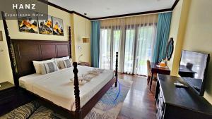 琅勃拉邦Sunrise Hotel Luang Prabang MekongRiver的一间卧室配有一张床、一张书桌和一个窗户。