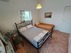 PévkaCostasFarmhouse, Pallini, Near Athens Airport的一间小卧室,配有一张床和一张桌子