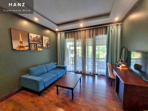 琅勃拉邦Sunrise Hotel Luang Prabang MekongRiver的客厅配有蓝色的沙发和桌子