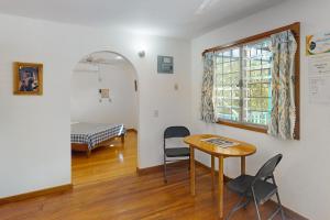 珀拉什奇亚Casa Spuntino的配有桌椅和床的房间
