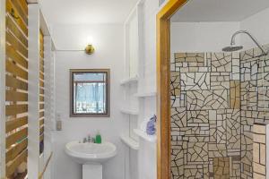 珀拉什奇亚Casa Spuntino的一间带水槽、卫生间和镜子的浴室