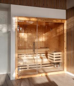 卡斯特罗赫里斯Quinta San Francisco的一间设有玻璃墙淋浴的客房