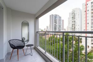 圣保罗Charlie Hotel Atmosfera Paulista的阳台配有椅子,享有建筑的景致。
