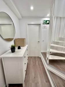 马德里Loft Moderno en Madrid的白色的浴室设有镜子和楼梯