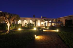 法维尼亚纳美丽度假酒店的一座晚上在院子里有灯光的建筑