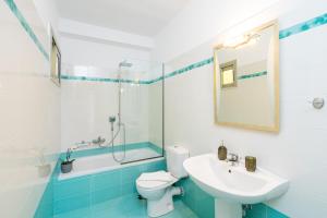 锡蒂亚K&D Central Suite的浴室配有盥洗盆、卫生间和浴缸。
