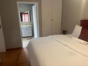 恩潘盖尼Sun & Night的卧室配有白色的床和水槽