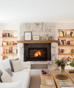 卡斯特罗赫里斯Quinta San Francisco的客厅配有白色沙发和壁炉