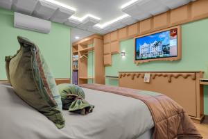 格拉玛多Chocoland Hotel Gramado soft opening的躺在医院病房床上的人