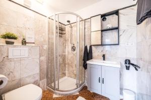 奇勒谷地哈特VIEW4TWO / Chalet-Apartment Zillertal的带淋浴、卫生间和盥洗盆的浴室