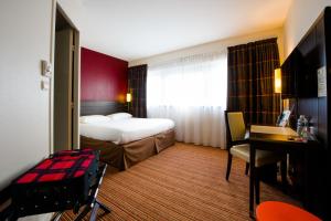 南特宜必思式南特中心皇家广场酒店的配有一张床和一张书桌的酒店客房