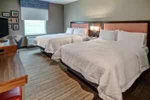 库尔佩珀Hampton Inn & Suites Culpeper的酒店客房设有两张床和电视。