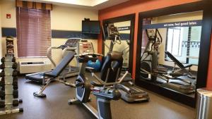 盖洛普Hampton Inn & Suites Gallup的一间健身房,里面配有几台跑步机
