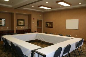 盖洛普Hampton Inn & Suites Gallup的大型会议室,配有桌椅