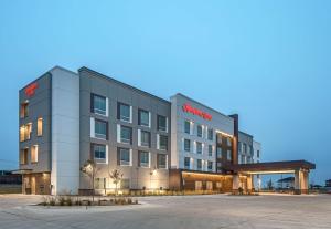 黑斯廷斯Hampton Inn Hastings的停车场里酒店 ⁇ 染