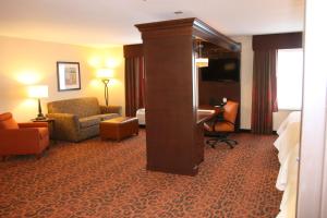 秘鲁秘鲁希尔顿恒庭旅馆&套房酒店的配有一张床和一张书桌的酒店客房