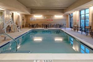 圣何塞Hampton Inn & Suites San Jose Airport的大楼内带桌椅的游泳池