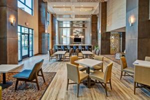 圣何塞Hampton Inn & Suites San Jose Airport的一间带桌椅的餐厅和一间酒吧