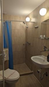 辛尼莫雷特Guest House Chalakov的带淋浴、卫生间和盥洗盆的浴室
