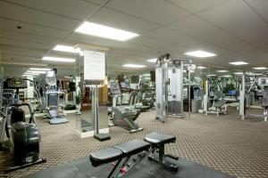 伯明翰汤森酒店的健身房拥有许多跑步机和机器