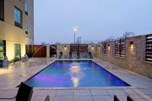 拉伯克Hampton Inn & Suites Lubbock University, Tx的建筑物一侧的游泳池