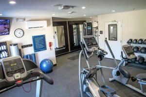 HartwellHampton Inn Hartwell Ga的健身房设有2台有氧运动器材和时钟