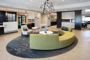 帕迪尤卡Homewood Suites By Hilton Paducah的大堂配有沙发和桌椅