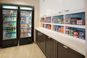 帕迪尤卡Homewood Suites By Hilton Paducah的厨房配有2台带食品和饮料的冰箱