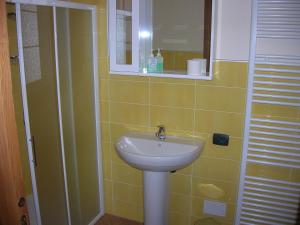 PietraporzioLa Barmo Affittacamere的一间带水槽和镜子的浴室