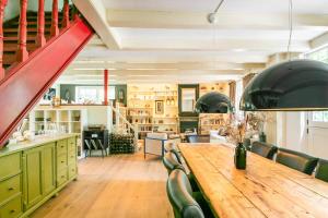 罗森达尔Filion's Place的用餐室配有木桌和绿色橱柜