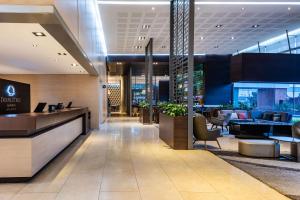 波哥大Hilton DoubleTree Bogotá Salitre AR的大堂,带餐厅的酒店