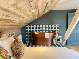 约克Railway House York by Chateau Anna的一间卧室设有一张带木制天花板的大床
