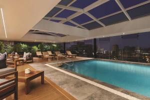 利马DoubleTree by Hilton Lima Miraflores El Pardo的享有城市景观的酒店游泳池