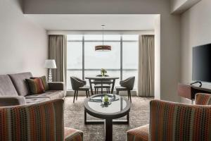 利马DoubleTree by Hilton Lima Miraflores El Pardo的客厅配有沙发和桌椅