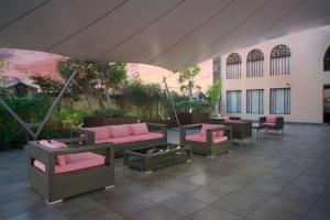 墨西哥城墨西哥城历史中心汉普顿酒店的天井配有沙发、椅子和火坑