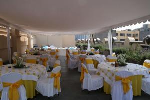 墨西哥城墨西哥城历史中心汉普顿酒店的一组桌子,上面有黄色和白色的桌布