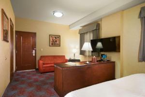 墨西哥城墨西哥城历史中心汉普顿酒店的酒店客房配有一张床、一张桌子和一把椅子。