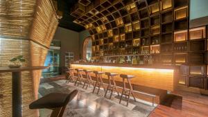 梅里达Villa Mercedes Curio Collection By Hilton的一间酒吧,里面放着一堆凳子