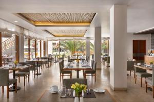 帕拉卡斯The Legend Paracas Resort的餐厅内带桌椅的用餐室