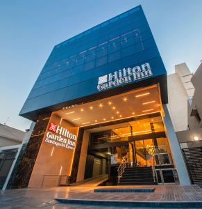 圣地亚哥-德尔埃斯特罗Hilton Garden Inn Santiago Del Estero - 4 Estrellas的一座带标志的希尔顿花园旅馆