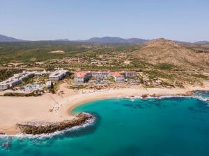 卡波圣卢卡斯Hilton Grand Vacations Club La Pacifica Los Cabos的海滩上的度假村的空中景观